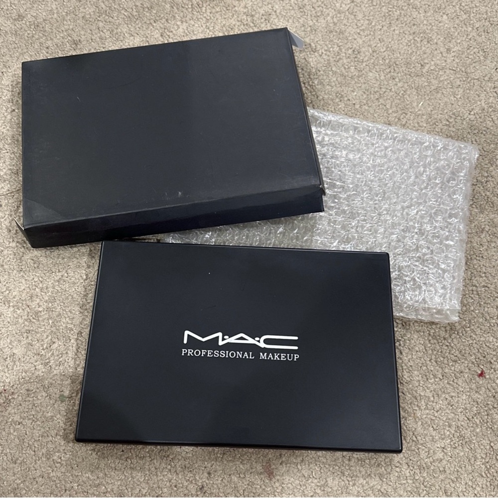 Brand new Mac 60 color eye shadow palette